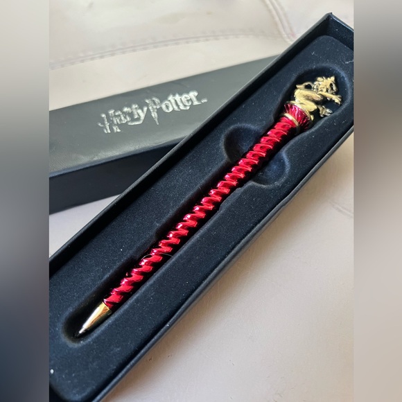 The Noble Collection NN7280 Harry Potter Gryffindor Pen - Picture 3 of 3